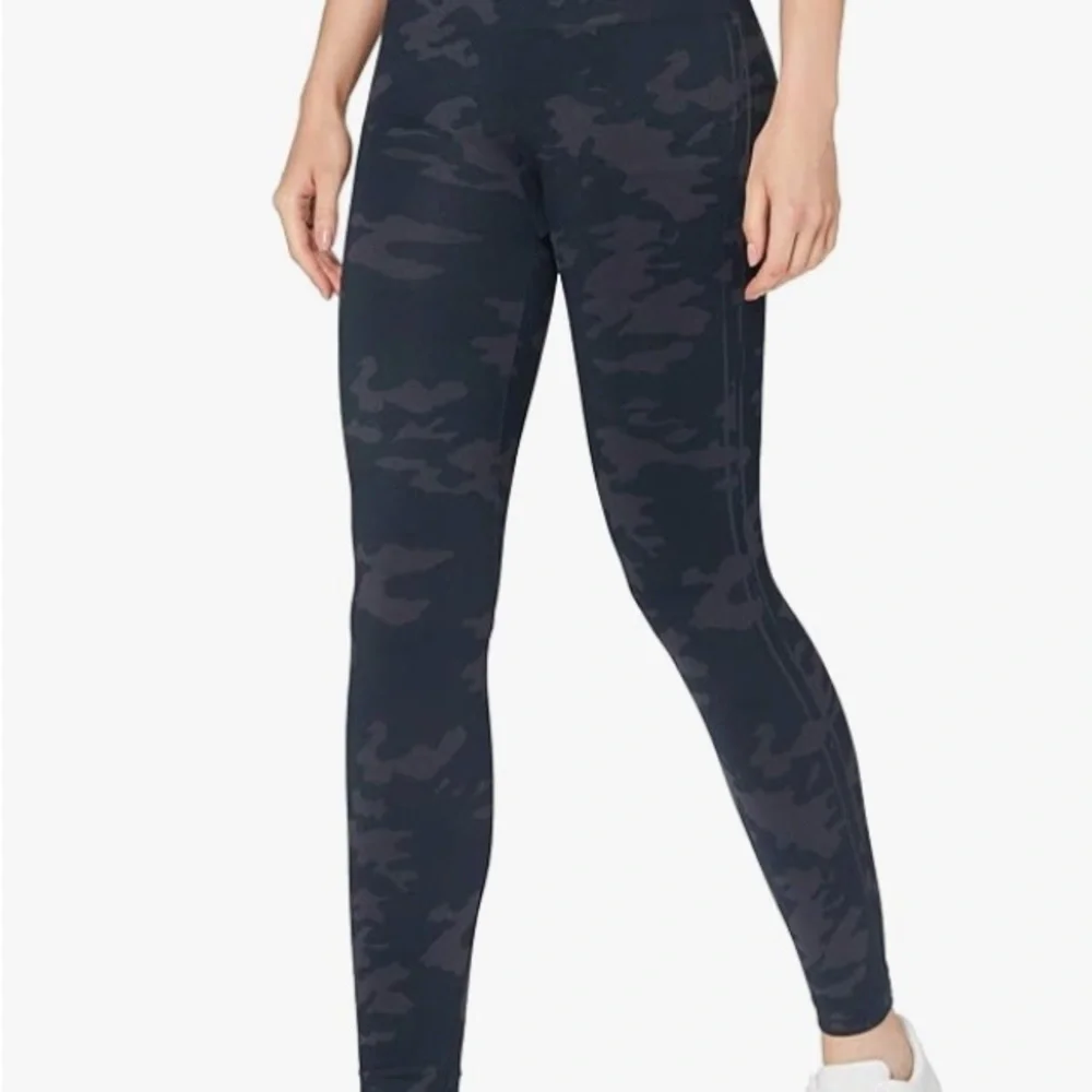 SPANX Black Camo seamless look at me now Leggings, women’s size small. 🌸NWT🌸